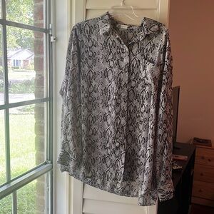 4/$25 SALE Women’s Oversized Black Gray Snake Print Button Up Blouse Size Medium
